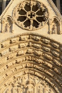 Rosettenfenster. Tympanon des westlichen Zentralportals. Stephansdom