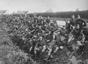 Rekruten des Royal Army Medical Corps essen im Freien, 1915