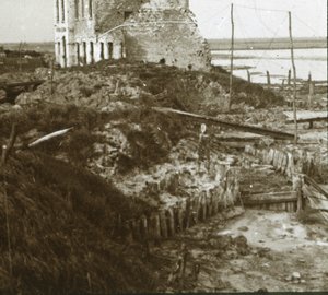 Ruiniertes Gebäude und Schützengräben entlang der Küste