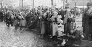Russische sibirische Infanterietruppen in Warschau, Polen, 1914