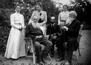 Russischer Autor Leo Tolstoi mit Besuchern, Jasnaja Poljana, Russland, späte 19. oder frühes 20. Jahrhundert von Unbekannt