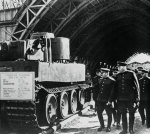Russische Generäle inspizieren eine Ausstellung erbeuteter deutscher Waffen, Russland, 1943 von Unbekannt
