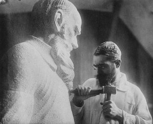 Russischer Bildhauer Sergey Merkurov 1881-1952 arbeitet an seiner Statue von Leo Tolstoi