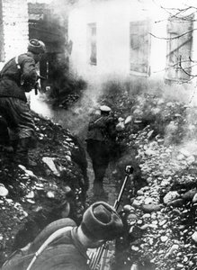 Russische Truppen befreien ein Dorf in der Nähe von Ordhonikidse, Kaukasus, 1942 von Unbekannt