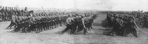 Russische Truppen paradieren während des Besuchs des französischen Präsidenten Raymond Poincaré in Russland, 22. Juli 1914 von Unbekannt