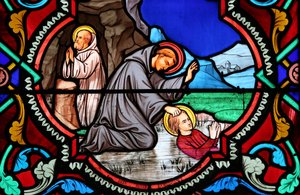 Herz-Jesu-Kirche: Buntglasfenster: Benedikt von Nursia, Schutzpatron Europas und der Studenten von Unbekannt
