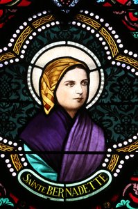 Herz-Jesu-Kirche. Buntglasfenster: Ste. Bernadette Soubirous ist bekannt für die Marienerscheinungen, 20160604, Moulins, Frankreich