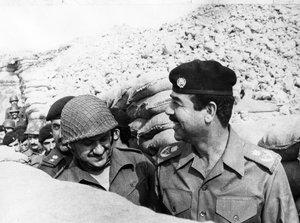 Saddam Hussein inspiziert die Front von Basra, Irak, 1986