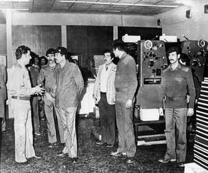 Saddam Hussein besucht eine staatliche Papierpresse, Bagdad, Irak, 1986