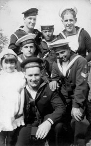 Matrosen aus sechs verschiedenen Ländern während der Krönungsparade, Southsea, Hampshire, 1937 von Unbekannt