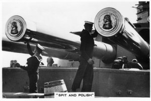 Matrosen polieren die 16-Zoll-Kanonen der HMS Nelson, 1937