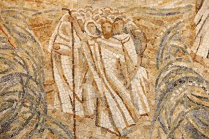 Abteibasilika Saint-Maurice, Mosaik von Madeleine Diener: Moses und die Hebräer überqueren das Rote Meer, Saint-Maurice, Schweiz von Unbekannt