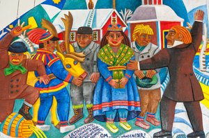 Sami-Kunst; das tägliche Leben der Sami; bunte Holzschnitzerei; Sami-christlicher Altaraufsatz, entworfen vom Künstler Bror Hjort in der Holzkirche von Jukkasjärvi; Lappland; Norrbotten; Schweden; Skandinavien; Europa von Unbekannt