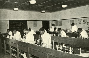 Szenen in einem einheimischen College - Studenten der Bakteriologie am Fort Hare Native College in Alice