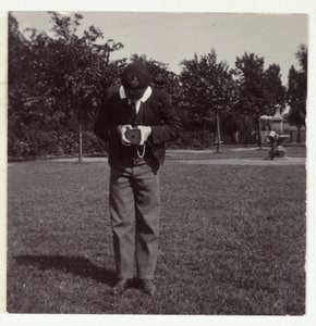 Schuljunge macht ein Foto, um 1905 von Unbekannt