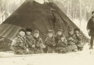 Schweden. Lappländische Kinder vor einem Zelt von Unbekannt
