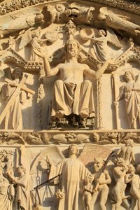 Skulptur des sitzenden Christus auf einem Thron. Das Jüngste Gericht. Tympanon des westlichen Zentralportals