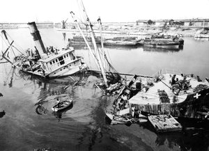 Versenktes Schiff im Hafen von Marseille, Frankreich, ca. 1945-1949 von Unbekannt