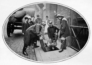 Kanalreiniger gehen hinunter, London, um 1903