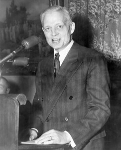 Sherman Adams 1899-1986, amerikanischer Politiker bei einer Rede