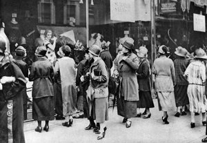 Einkäufer in der Kensington High Street, London, 1926-1927 von Unbekannt