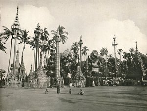 Schreine an der Shwe Dagon Pagode, Rangun von Unbekannt