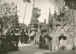 Schreine an der Shwe-Dagon-Pagode, Rangun, 1900 von Unbekannt