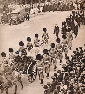 Einfache Majestät: Der Sarg von König Georg, bedeckt vom königlichen Standard