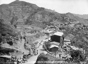 Dorf Sinauli, mit den Hindustan- und Tibet-Straßen, Simla, Indien, frühes 20. Jahrhundert von Unbekannt