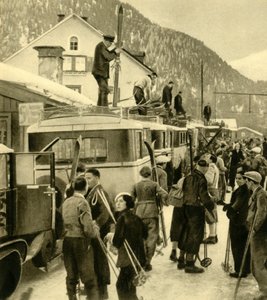 Skifahrer kommen in St. Anton am Arlberg an, Österreich, um 1935