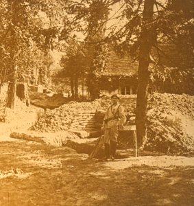 Soldat vor einem Schützengraben, Bois des Loges, Nordfrankreich, um 1914-1918