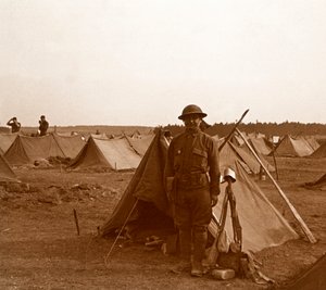 Soldat steht neben Zelt, amerikanisches Lager, Melette, Frankreich, ca. 1914-1918