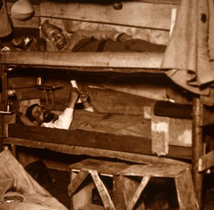 Soldaten in Holzbänken, ca. 1914-1918 von Unbekannt