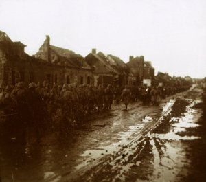 Soldaten marschieren an zerstörten Häusern vorbei, Champagne, Nordfrankreich, ca. 1914-1918 von Unbekannt