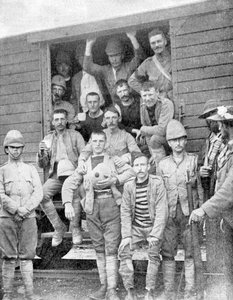 Soldaten der 18. Husaren im Zug nach Pretoria, Südafrika, Burenkrieg, 1900 von Unbekannt