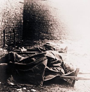 Soldaten auf Tragen, um 1914-1918