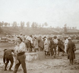 Soldaten stehen im Schlamm für Wasser an, Genicourt, Nordfrankreich, ca. 1914-1918 von Unbekannt