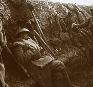 Soldaten ruhen sich in Schützengräben aus, ca. 1914-1918 von Unbekannt