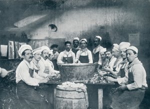 Einige der Köche bereiten die Suppe in der Messagerie Van Gand vor, um 1914