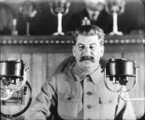 Sowjetführer Josef Stalin hält eine Rede auf dem Kongress der Kommunistischen Partei, 1930er Jahre