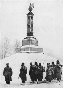 Sowjetische Soldaten am Denkmal für die Helden des Krieges von 1812 im Dorf Tarutino Kaluga