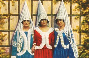 Spanische Frauen in Mantillas, ca. 1928 von Unbekannt