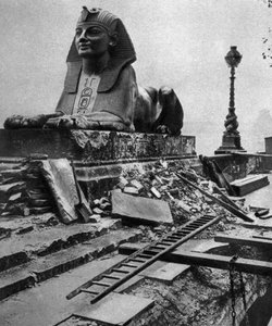 Sphinx beschädigt durch eine deutsche Bombe, die auf das Embankment abgeworfen wurde, 4. September 1917, 1935