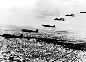 Staffel deutscher Heinkel He 111 Bomber über dem besetzten Paris, Juli 1940