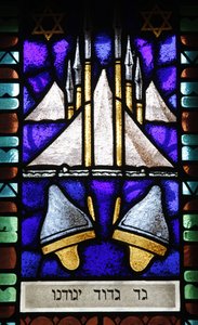 Buntglas: Symbol des Stammes Gad, Budapest, Ungarn