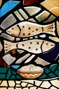 Buntglasfenster: christliche Symbole: der Fisch, Symbol der frühen Christen, Togoville, Togo von Unbekannt