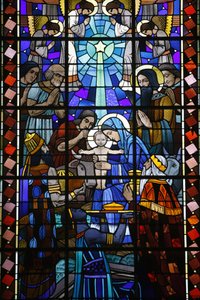 Glasfenster in der katholischen Kirche Notre Dame du Rosaire: Geburt Christi, Saint-Ouen, Frankreich