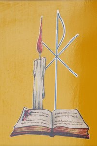 Buntglasfenster. Altarkerze und Bibel, Aneho, Togo