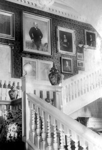 Treppe mit Gemälden dekoriert, um 1882