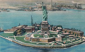 Freiheitsstatue auf Bedloes Island im New Yorker Hafen. New York City, um 1940er von Unbekannt